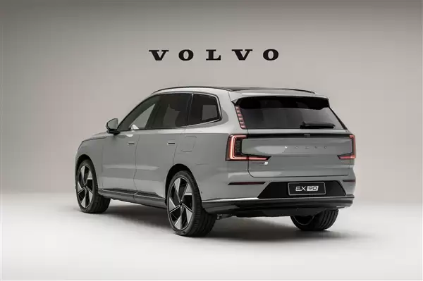 53.99万起 新款沃尔沃EX90预售:升级全铝底盘、800V高压平台