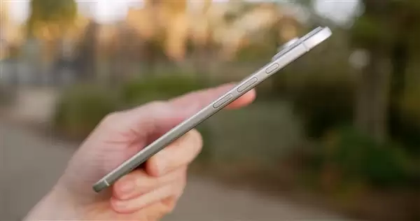 苹果为极致轻薄妥协太多：iPhone 17 Air前摄被迫挪位