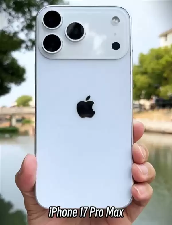 苹果iPhone 17 Pro Max机模上手：厚度增加 电池加大