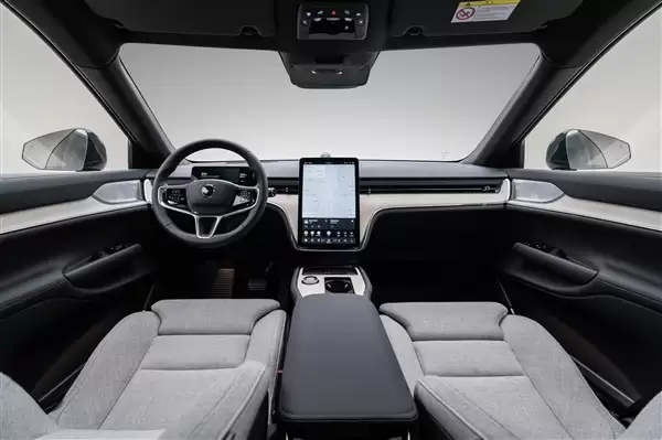 53.99万起 新款沃尔沃EX90预售:升级全铝底盘、800V高压平台