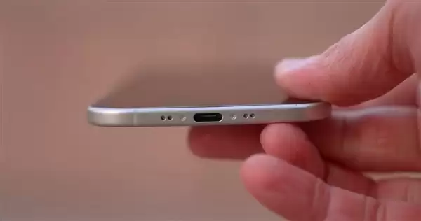 苹果为极致轻薄妥协太多：iPhone 17 Air前摄被迫挪位