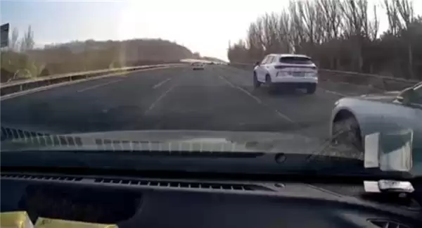 时速破百！奔驰在高速上演刀片式超车 后车司机吓出冷汗