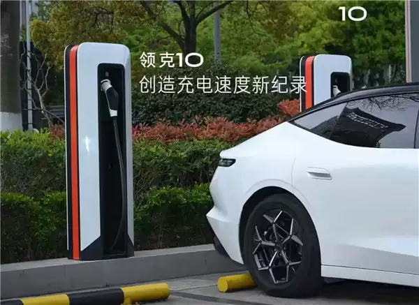 超越比亚迪闪充 吉利900V神盾金砖电池实测8分42秒充至97%