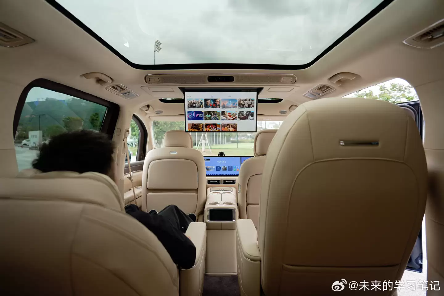 鸿蒙智行旗舰MPV智界V9内饰细节曝光，4月22日开启预订