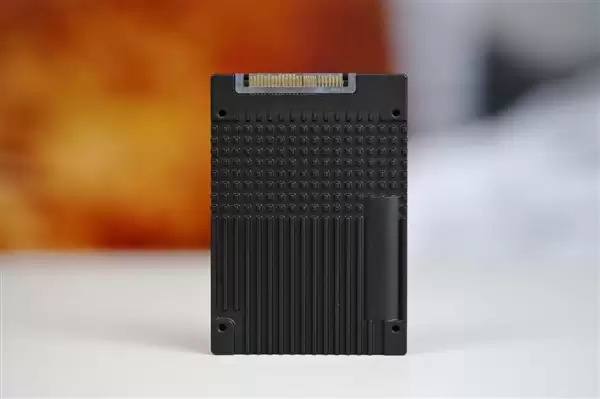 疾速14200MB/s！长江存储PE501 61.44TB图赏