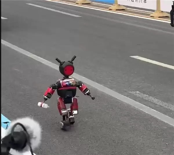 马拉松惊现小短腿机器人：自带奶瓶参赛 网友笑称还没断奶