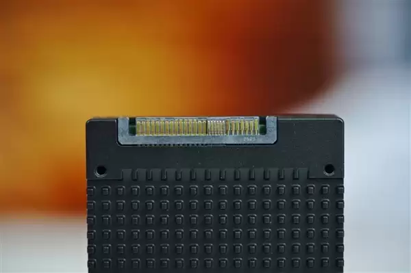 疾速14200MB/s！长江存储PE501 61.44TB图赏