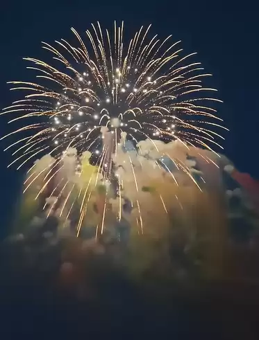 张雪机车WSBK荷兰站获第四 张雪现身浏阳烟花秀看台 自拍鼓掌吹口哨