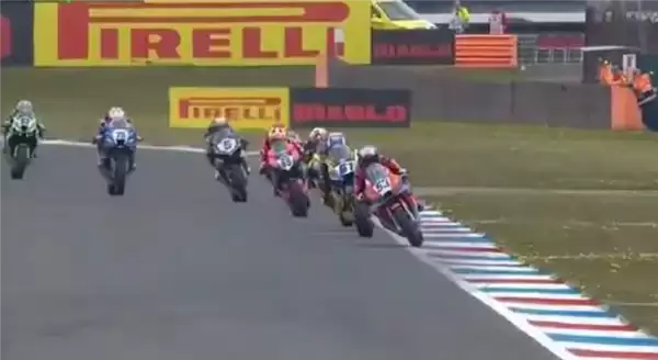 张雪机车WSBK荷兰站获第四 张雪现身浏阳烟花秀看台 自拍鼓掌吹口哨