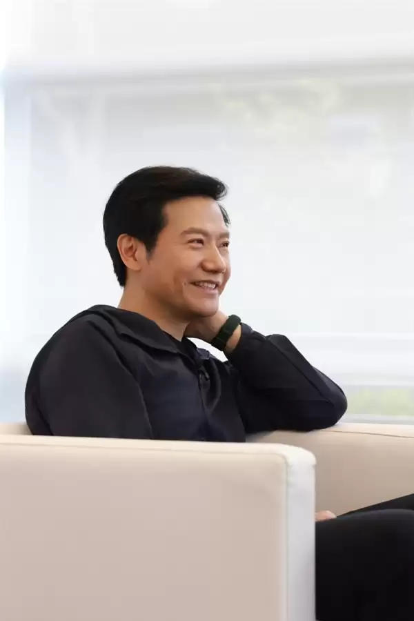 乐华娱乐杜华晒与雷军合照 两人手拿玩偶成亮点 直言雷总很帅很nice