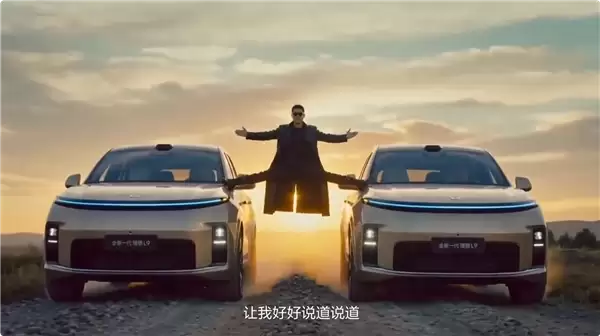 笑不活了 AI李想在L9车顶再现一字马大劈叉