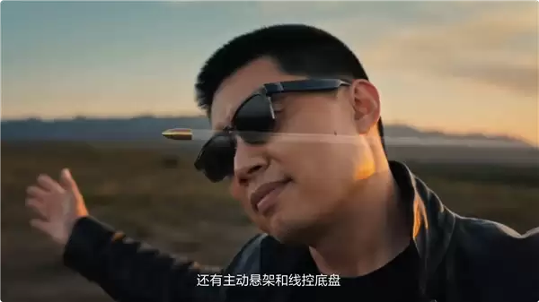 笑不活了 AI李想在L9车顶再现一字马大劈叉