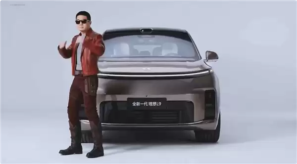 笑不活了 AI李想在L9车顶再现一字马大劈叉