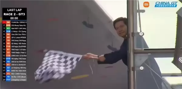 乐华娱乐杜华晒与雷军合照 两人手拿玩偶成亮点 直言雷总很帅很nice