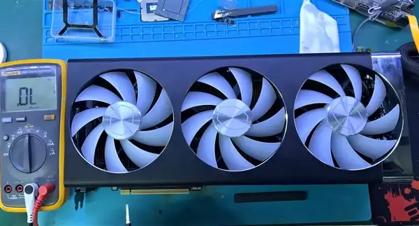 换电源当场冒火花！限量100块的酷冷RTX 5080送修 结果压根没坏