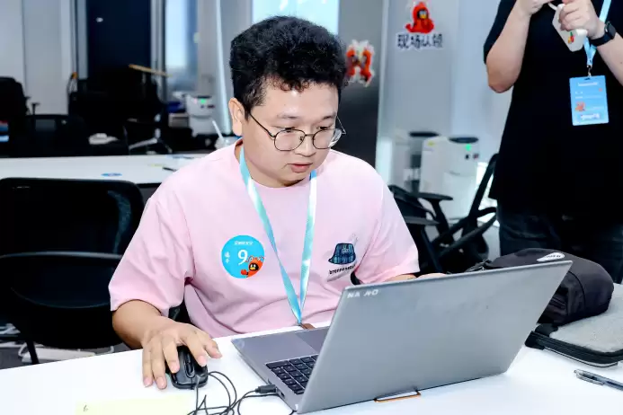 广州一斗虾赛现场各路选手比拼蒸馏，现场诞生近50个“技能包”