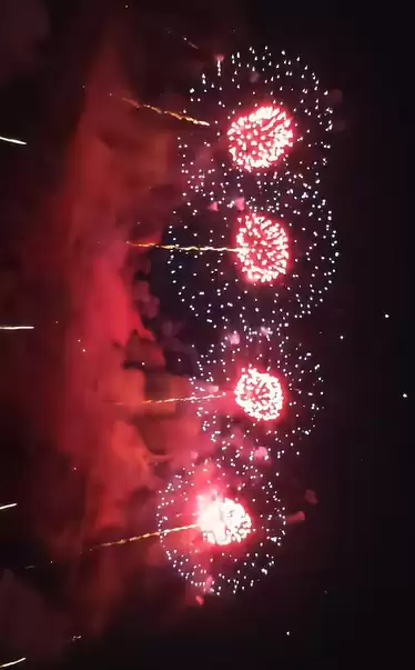 张雪机车WSBK荷兰站获第四 张雪现身浏阳烟花秀看台 自拍鼓掌吹口哨