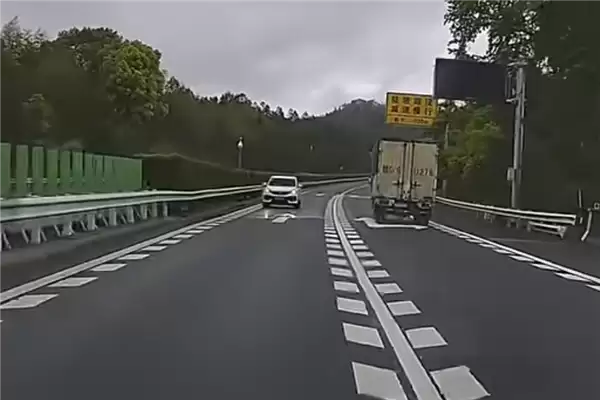 高速快车道内一路逆行！女子：开太久脑子不清楚了
