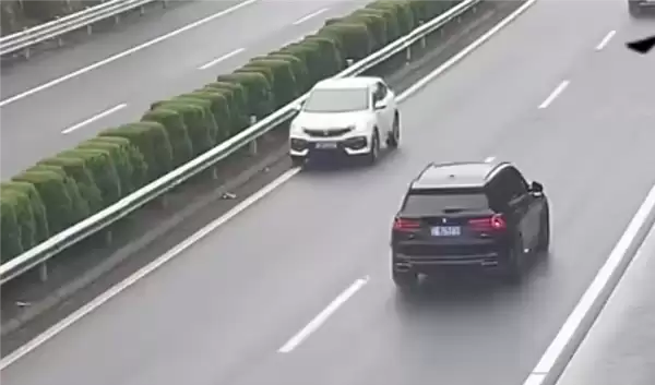 高速快车道内一路逆行！女子：开太久脑子不清楚了
