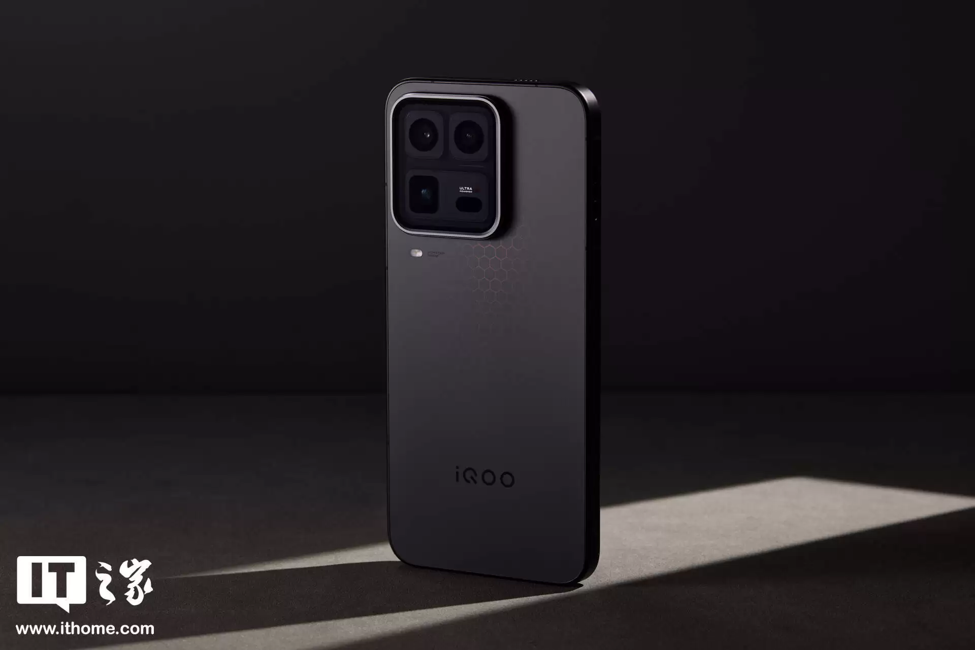 iQOO 15 Ultra 手机发布：骁龙 8 Elite Gen5、主动散热风扇 + 压感肩键，5499 元起