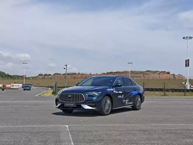 油耗2L级零百加速5.4s带四驱 吉利星耀7预售11.28万起