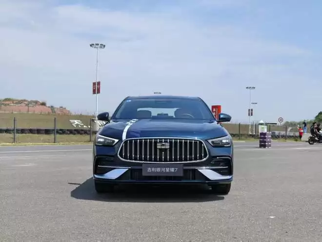 油耗2L级零百加速5.4s带四驱 吉利星耀7预售11.28万起