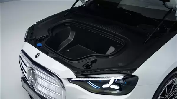 史上最运动的C级！奔驰C级纯电版全球首发：车内一块巨屏横贯前排