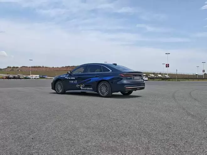 油耗2L级零百加速5.4s带四驱 吉利星耀7预售11.28万起