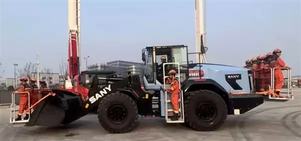 太牛了！加装三个篮子 铲车秒变洪水救援神器