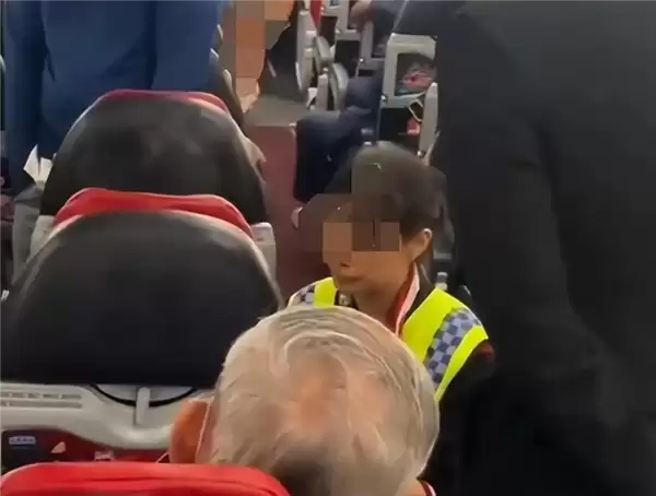 解决不了都别飞了！女子大闹机舱致航班延误：要求外航空乘必须讲中文