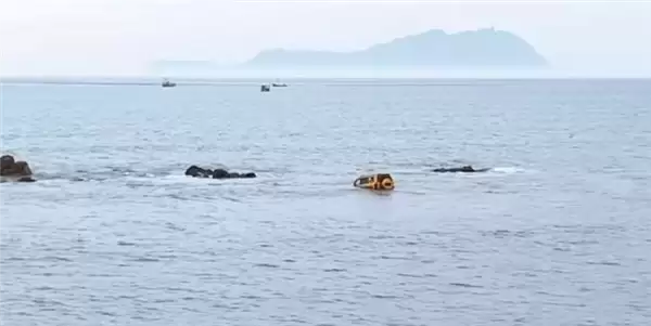 越野车海边玩漂移被困 嫌1000元救援费太贵 涨潮被淹最终花8千脱困