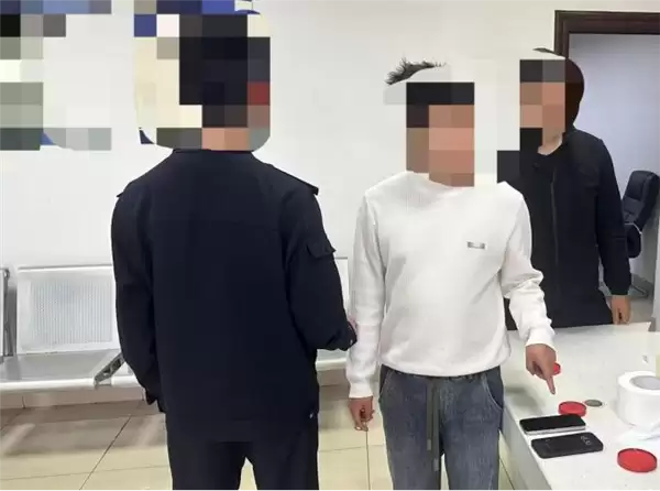 500万粉丝博主虚假摆拍被抓：造谣抓蜈蚣致失明