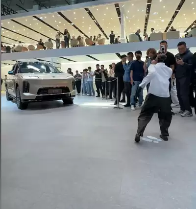 蔚来ES9联动机器人斗舞互秀 外国友人围观上头直接下场对决