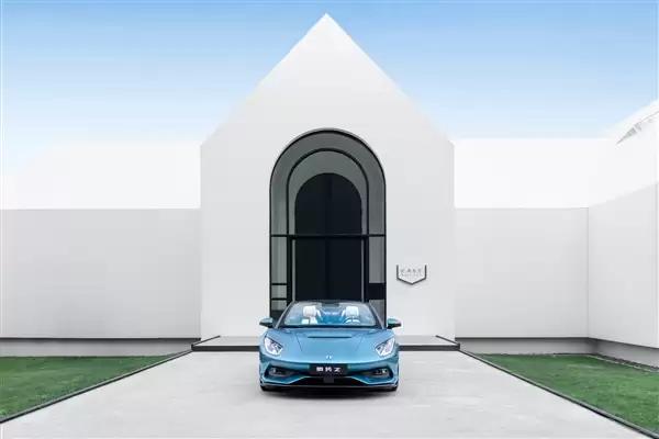 三电机超1000马力、零百2秒内！腾势Z软顶敞篷超跑官图发布