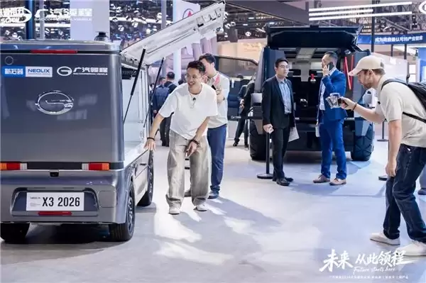 新石器携手广汽领程亮相北京车展全车规级 X6T 无人物流车首秀