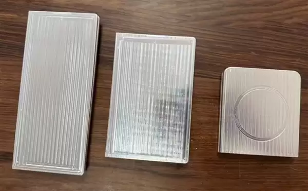 三星首款阔折叠机模亮相！展开接近平板