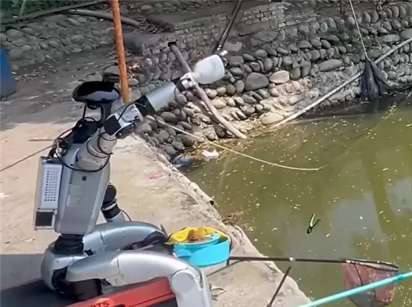 起猛了！成都鱼塘惊现机器人钓鱼 公司回应：鱼是提前挂上的