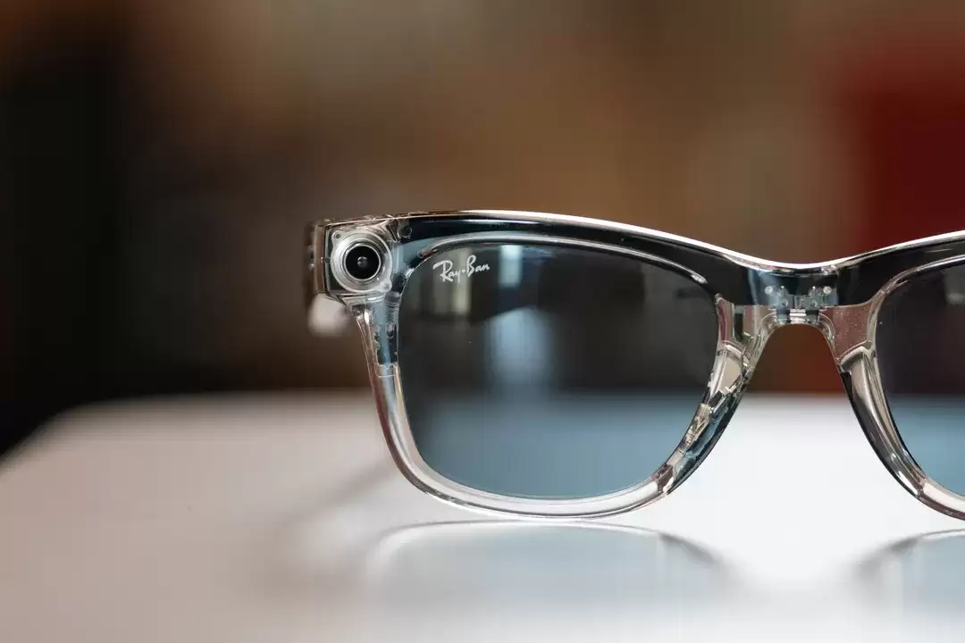 Meta Ray-Ban 智能眼镜 AI 大升级：将迎拍照提醒、实时翻译功能