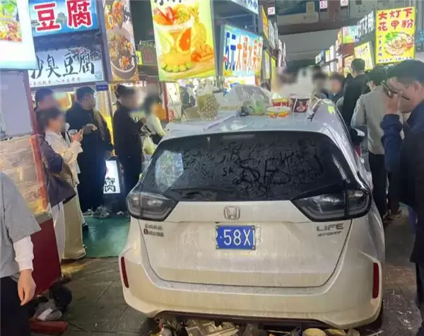 车主天塌了！本田飞度停网红夜市停车场未挪车 车身堆满垃圾、车牌被掰断