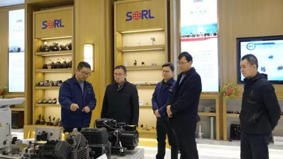 李传武与团队讨论技术方案