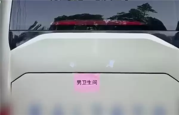 五一游客扎堆公厕紧缺再引热议：男厕改女厕 大巴车充当临时男厕