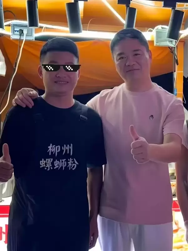 刘强东深夜现身福州路边摊 嗦螺蛳粉狂炫小龙虾