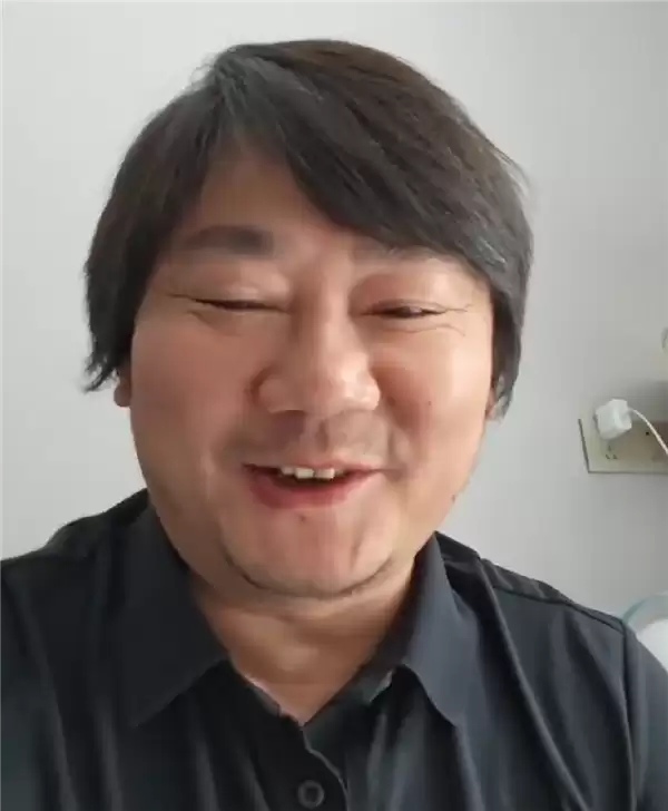 张雪率车队出席儿子校运会:被小同学递纸条 现场介绍自家业务求合作