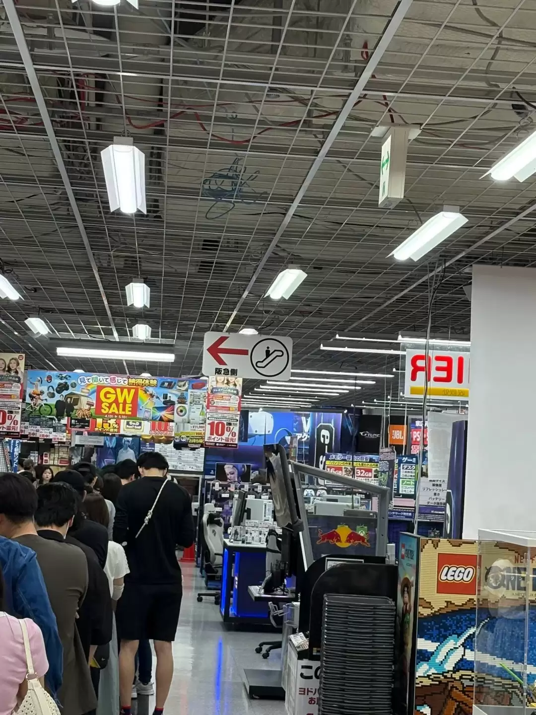 抢在涨价前！日本消费者疯抢Switch2 零售店大排长龙 黄牛已提前抬价