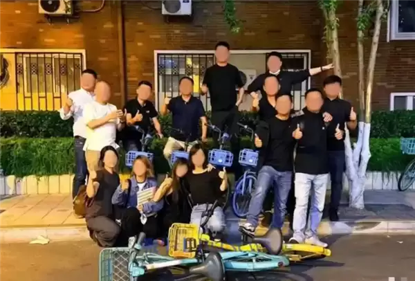哈啰员工聚会多人脚踩青桔美团单车惹争议 回应:涉事人员已依规处理