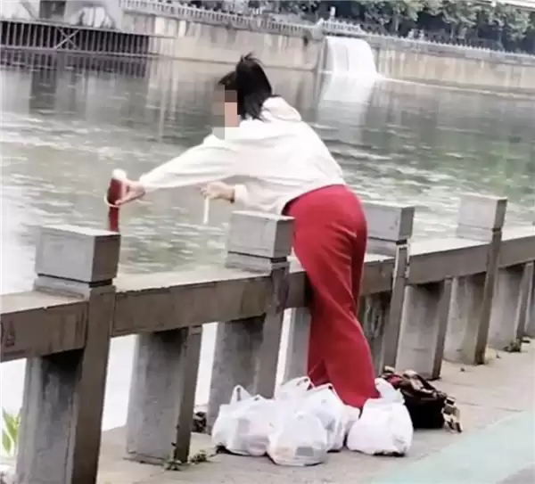 贵州一女子河道放生奶茶边倒边念经 网友吐槽荒唐：当地水务局介入并回应
