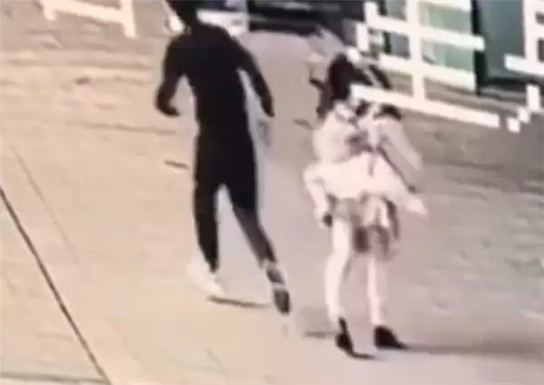 15岁男孩故意从背后加速冲撞女子致其受伤！当事人：他是惯犯肯定起诉
