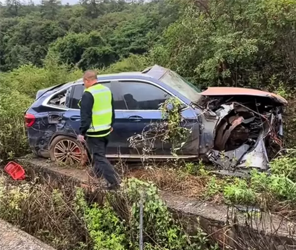 男子雨天开宝马X3失控撞护栏:车辆翻滚报废 本人安然无恙