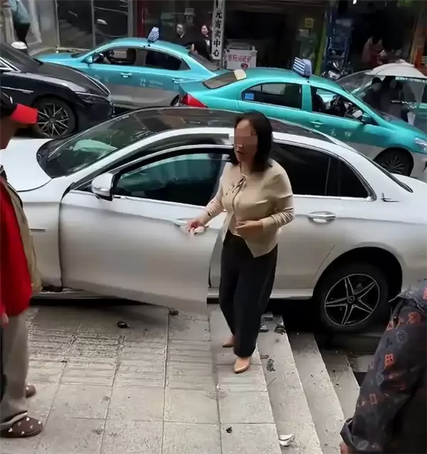 白色奔驰街头狂飙！57岁女医生肇事致2死6伤：专家级身份及多重头衔曝光