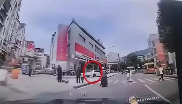 白色奔驰街头狂飙！57岁岁女医生肇事致2死6伤：专家级身份及多重头衔曝光